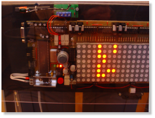 Das LED-Muster zeigt Zeit und Datum binär an: Sekunde 9, Minute 9, Stunde 12, Wochentag 4 (Do), Tag 8, Monat 11, Jahr 12