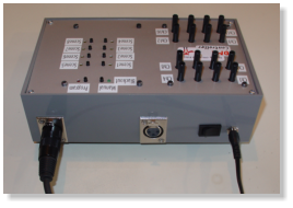 ... von hinten mit den beiden DMX-Ausgängen.