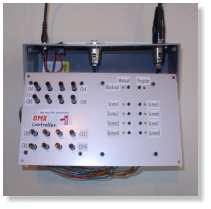 Die vier Platinen werden unter die Frontplatte des Gehäuses geschraubt und die XLR-Buchsen angeschlossen.