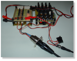 So werden die vier Platinen im Gehäuse arrangiert. (Hier noch mit den angeschlossenen Messleitungen vom Oszilloskop.)