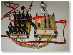 So werden die vier Platinen im Gehäuse arrangiert. (Hier noch mit den angeschlossenen Messleitungen vom Oszilloskop.)