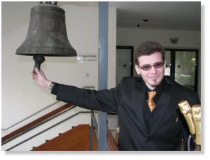 Endlich durfte ich die Absolventen-Glocke läuten.