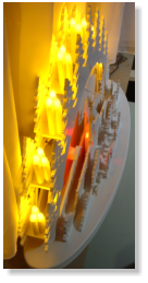 9 x 3 = 27 flackernde LED-Kerzen plus 3 rote LEDs